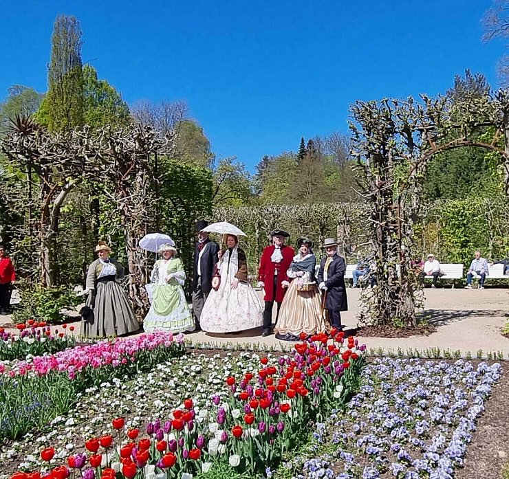 Farbenprächtige Blumen treffen auf opulente Kostüme im Kurpark Bad Pyrmont. - © Kulturwerkstatt Blomberger-Land