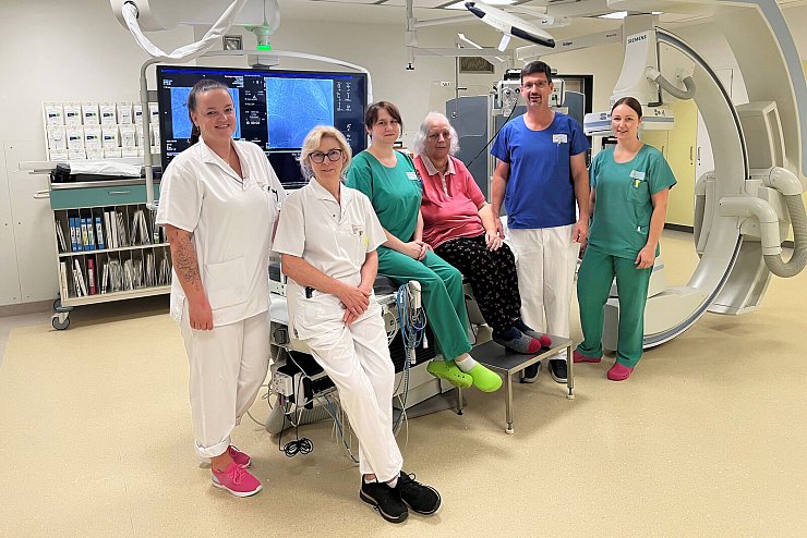 Elisabeth Kindervater aus Horn-Bad Meinberg (Mitte) bekommt am St. Ansgar Krankenhaus der KHWE mit der Kardiokapsel den kleinsten Herzschrittmacher der Welt eingesetzt (von links): Tara Mahieu (Teamleitung Pflege Kardiologie), Sabine Sprock (Pflegefachkraft), Deborah Ritter (Herzkatheterlabor), Elisabeth Kindervater, Chefarzt Dr. Béla Bózsik und Sabrina Grote (Leitung Herzkatheterlabor). - © Katholische Hospitalvereinigung Weser-Egge gGmbH