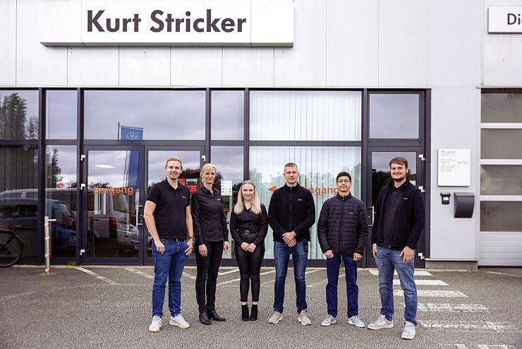 Geschäftsführer André Stricker (links) mit seinem Service-Team am Standort Detmold: (von links) Yasmin Kohsiek (Serviceassistentin), Marie Runksmeier (Serviceassistentin), Sebastian Kebernik (Serviceberater), Owais Alsayed (Auszubildender Automobilkaufmann) und Robin Jensen (Centerleiter Aftersales). - © Stricker GmbH