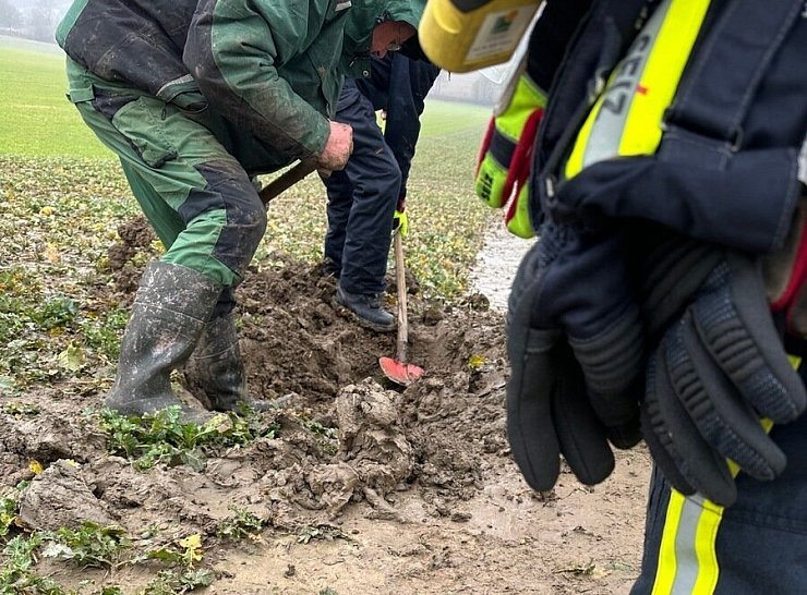 Durch dieses Loch konnte der Hund ungefähr lokalisiert werden. - © Feuerwehr Horn-Bad Meinberg