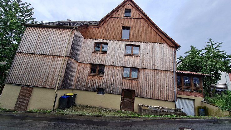 Dieses Haus in der Kurzen Straße steht zum Verkauf. Doch diverse Anwohner halten das Gebäude für ungeeignet und die Entscheidung des Rates für falsch. - © Marianne Schwarzer