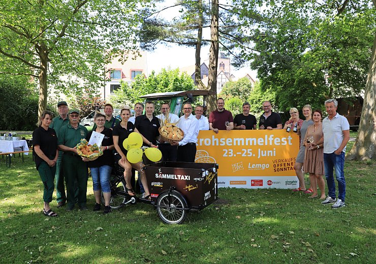 Freuen sich auf ein tolles Wochenende: Die Organisatoren und die Sponsoren des Strohsemmelfestes. - © Lemgo Marketing