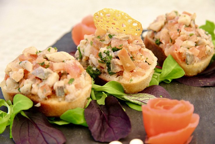 Bruschetta mit Matjestartar - einfach köstlich und in wenigen Arbeitsschrittem herzustellen! - © Christina Pfrommer