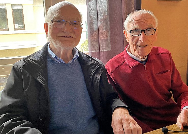 Werner Höltke (r.) berichtet über die Situation in der Bergstadt nach 1933. Werner Nowak zitiert aus den Schriften des früheren Schulleiters Hermann Diekmann. - © Foto: Horst Biere