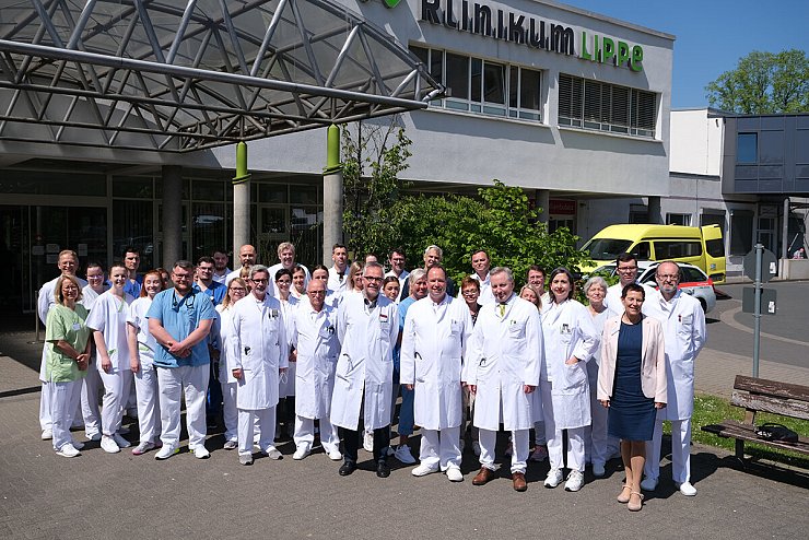 Geschäftsführung, Chefärzte, Fachärzte und Pflegekräfte tauschen sich zum Start des Lungenkrebszentrums Lippe in Lemgo über die Ziele und die Schritte zur Zertifizierung aus. - © Klinikum Lippe