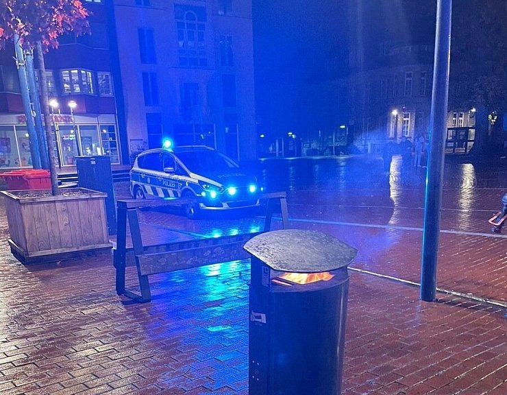 Die Feuerwehr löschte in der Innenstadt einen brennenden Mülleimer. - © Feuerwehr Lage