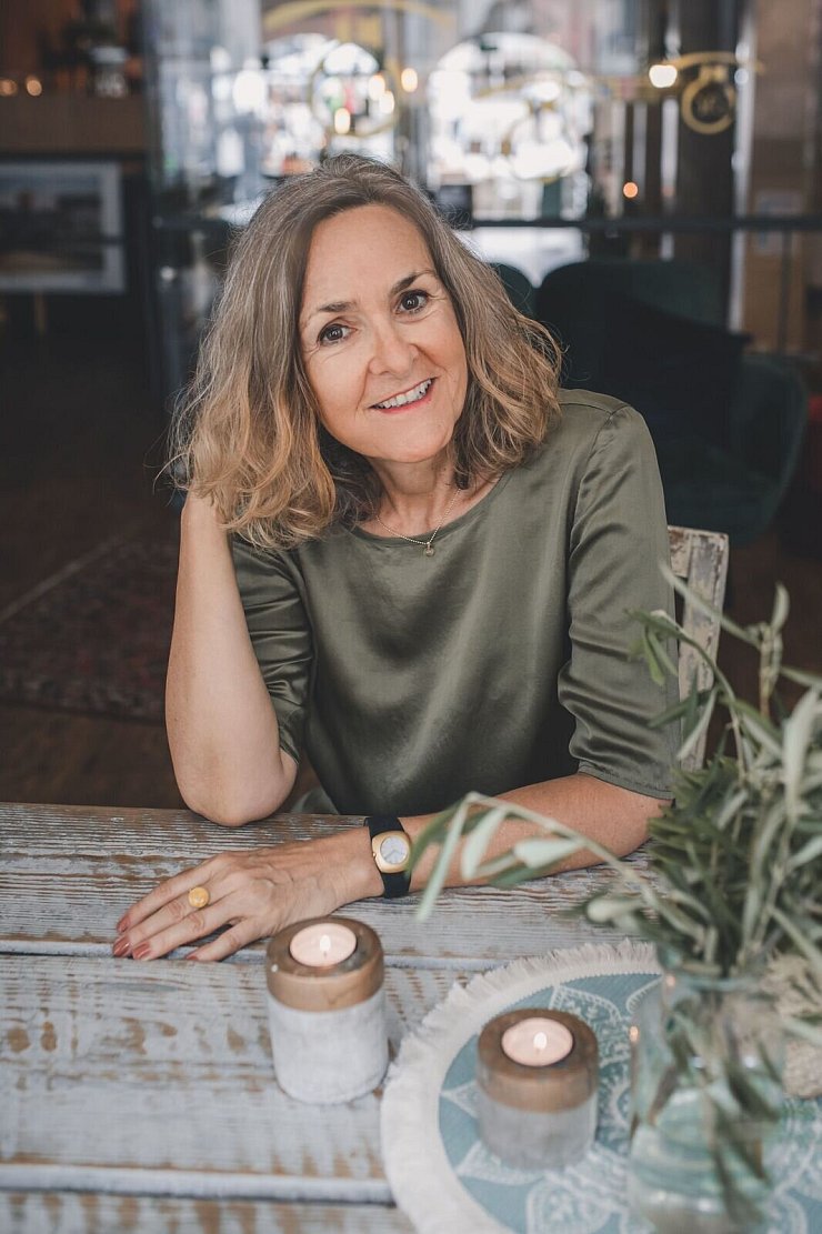 "Der Glanz einer neuen Ära" heißt der zweite Band der Familiengeschichte rund um den Feinkostladen Dallmayr. Geschrieben hat ihn Bestsellerautorin Lisa Graf, die am 15. März in der Stadtbibliothek aus dem Buch vorlesen wird. - © CARINA.ENGLE