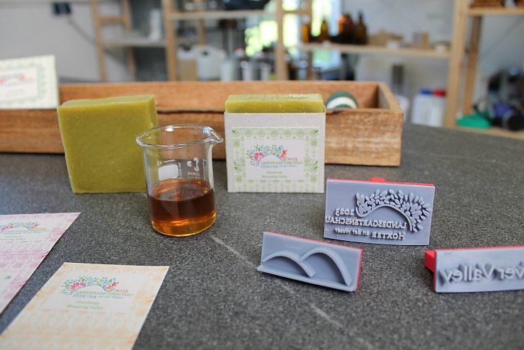 Die neue LGS-Seife mit dem passenden Stempel. - © LGS