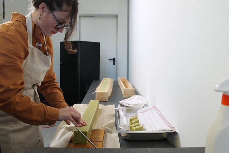 Von einem langen Block werden die Seifenstücke abgeschnitten. - © x