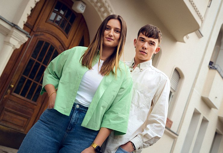 Leona Vrajolli aus Oelde, angehende Kauffrau für Groß- & Außenhandelsmanagement (links), und Bankkaufmann-Azubi Louis Bernhard aus Recklinghausen sind Gesichter der Kampagne #könnenlernen. - © DIHK