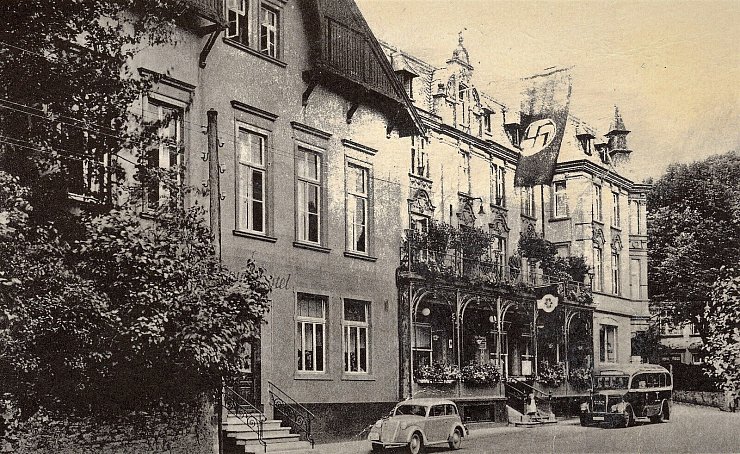 Am Stadthotel weht nach der Machtergreifung der Nazis die Hakenkreuzfahne. - © Horst Biere