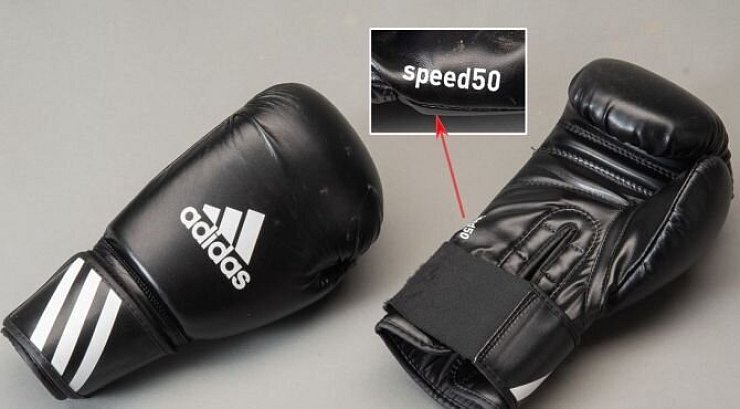 Ein Paar der gefunden Boxhandschuhe ist schwarz, das zweite ist rot. - © Polizei Lippe