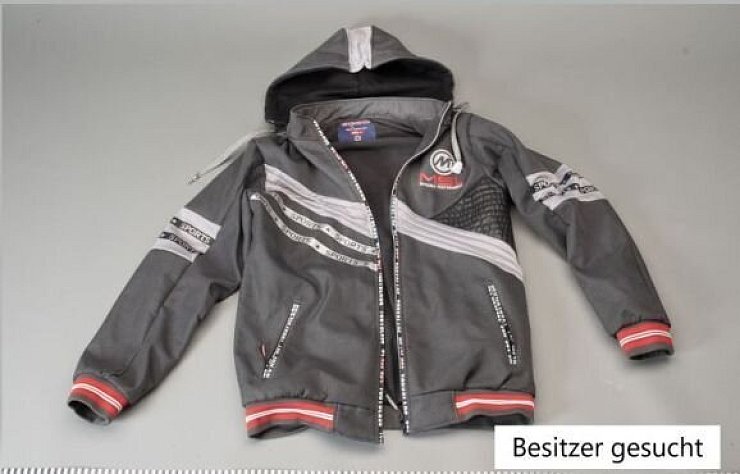 Die Polizei sucht den Besitzer dieser Jacke. - © Polizei Lippe