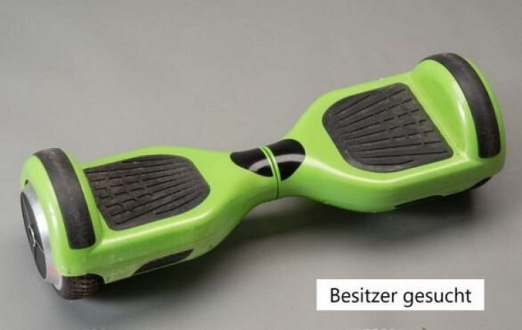Das Hoverboard ist im Bereich des Reifens mit einem zerkratztem Apfelaufkleber versehen. - © Polizei Lippe