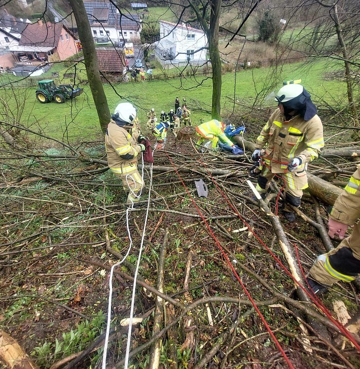 Mit Hilfe einer Korbtrage und Leiterteilen haben die Wehrkräfte den Waldarbeiter vorsichtig den Hang hinunter gebracht. - © Feuerwehr Schlangen