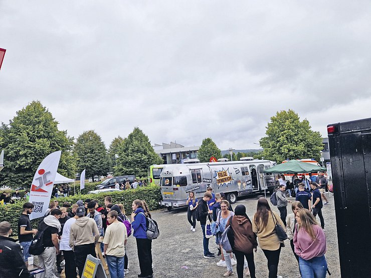 94 Firmen und Institutionen sind in diesem Jahr bei der berufe LIve vertreten und verwandeln das gelände der IHK Lippe zu Detmold in ein wahres Messe-Areal. - © IHK Lippe zu Detmold