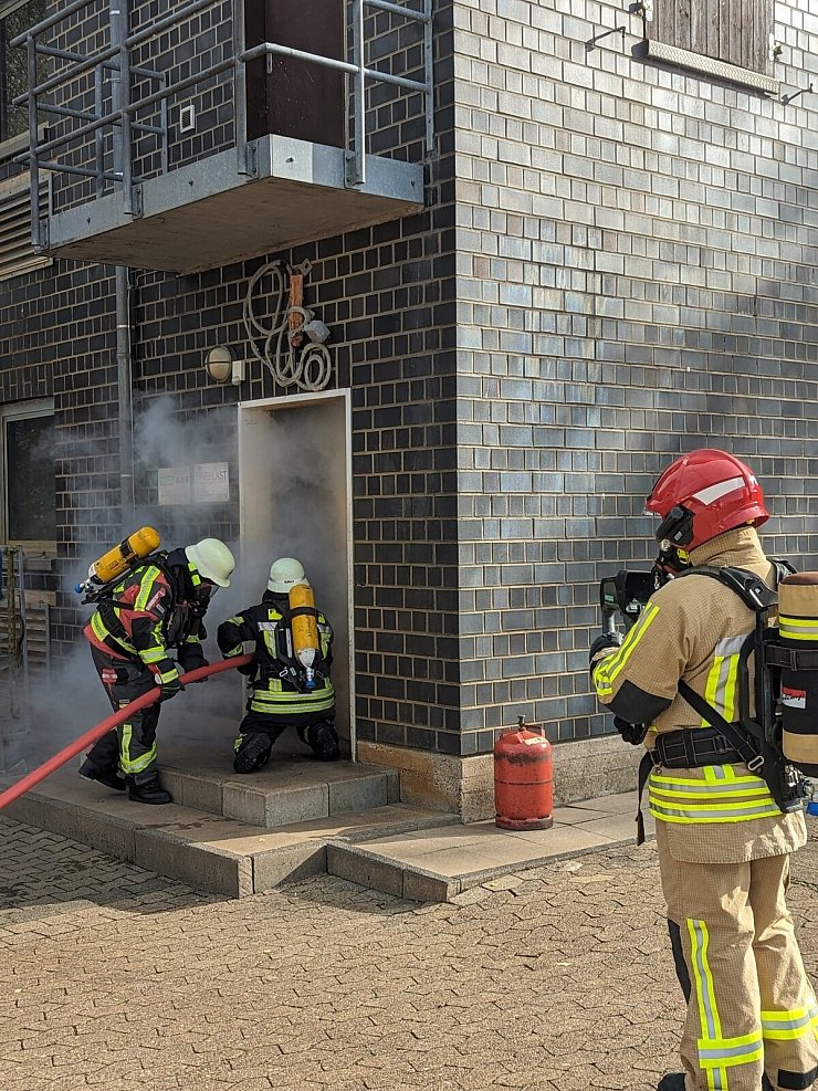 Löschen, retten, bergen: In der Brandsimulationsanlage üben Einsatzkräfte seit dem Jahr 2004 für den Notfall. - © Kreis Lippe