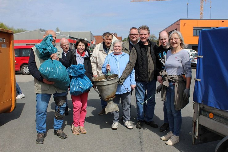 Beim Lemgoer Frühjahrsputz hat auch ein Team der Lebenshilfe mitgeholfen. - © Stadt Lemgo
