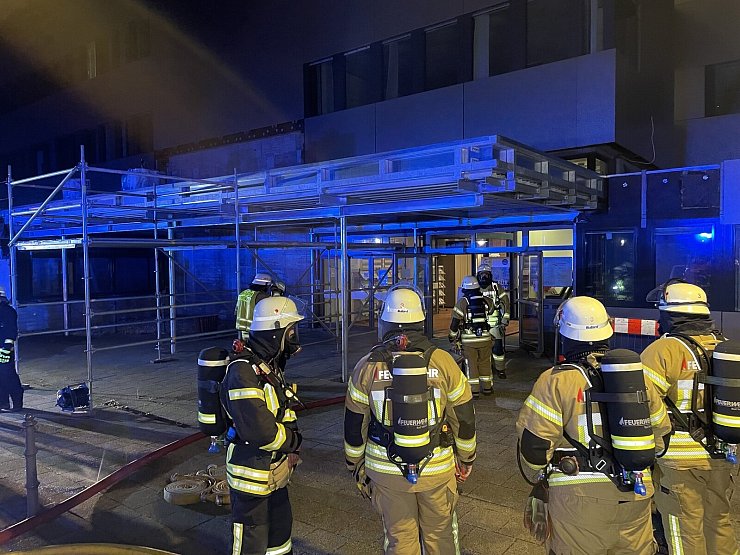 Zahlreiche Trupps unter Atemschutz stehen am Dienstagabend vor dem Bad Salzufler Rathaus. Dort hat es in einem Kellerraum gebrannt. Das Feuer wurde abgelöscht und der Schutt durch die Kräfte ins Freie gebracht. - © Daniel Hobein / Feuerwehr Bad Salzuflen