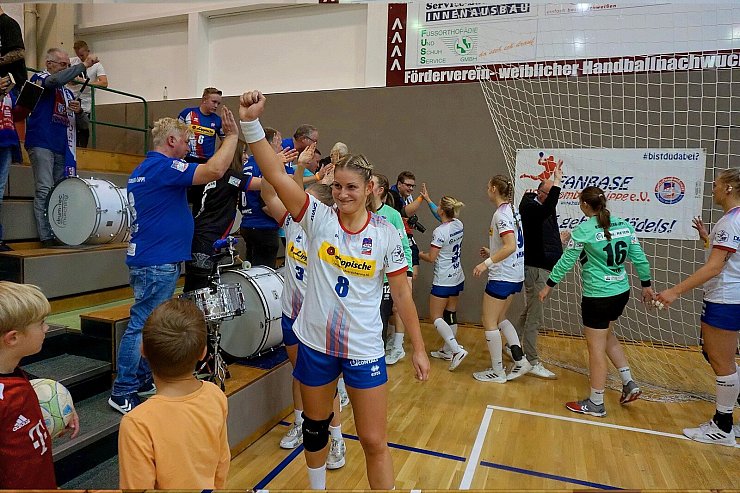 Die HSG-Spielerinnen bedanken sich nach Spielschluss bei den mitgereisten Fans, vorn Lisa Frey. - © Frank Kruczynski, Steubenstr. 3A, 08058 Zwickau, Telefon: 0375/56583, Kto.: Commerzbank Zwickau, IBAN: DE40 8704 0000 0702 5919