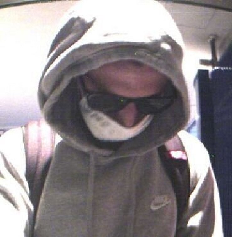 Der Tatverdächtige ist schlank, trug oder Sonnenbrille, Maske oder auch Handschuhe. - © Polizei Lippe