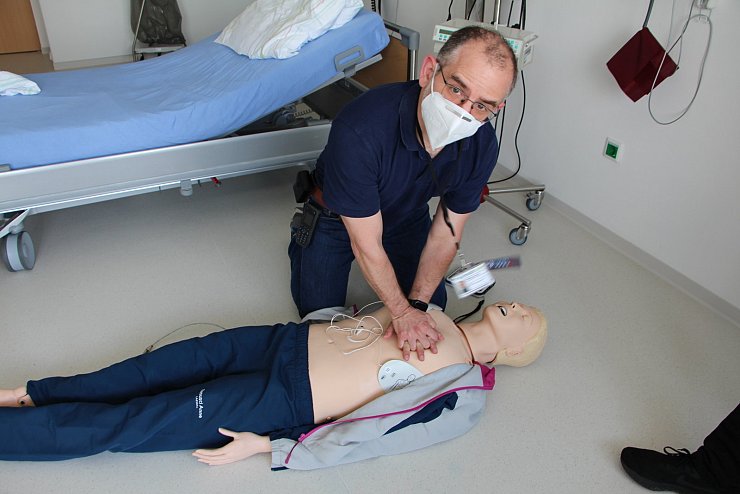 Daniel Fischer zeigt die korrekte Herzdruckmassage. Der Ärztliche Leiter des Rettungsdienstes wirbt für mehr Schulungen. - © Astrid Sewing