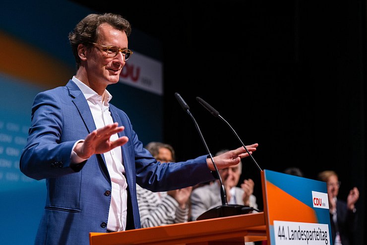 Hendrik Wüst, Ministerpräsident von Nordrhein-Westfalen und Landesvorsitzender der CDU, auf dem Parteitag in Bonn. - © Marius Becker