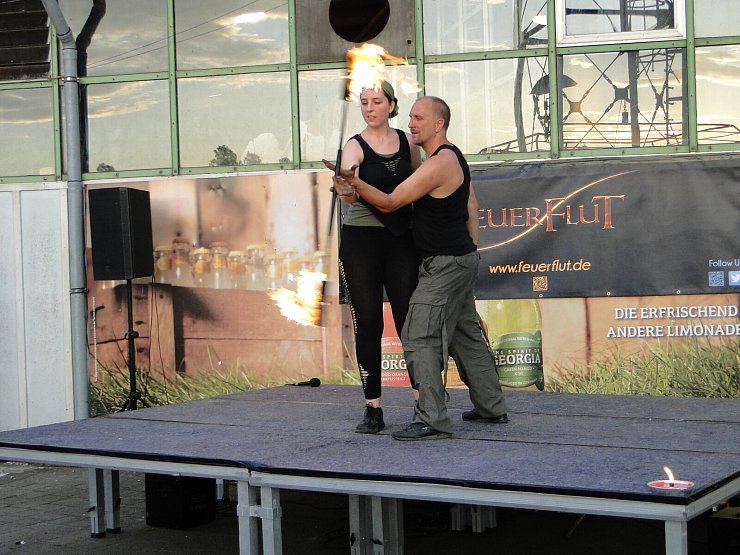 Jan und Daniela von "FeuerFlut" zeigen eine eindrucksvolle Feuer-Jonglage. - © Hajo Gärtner