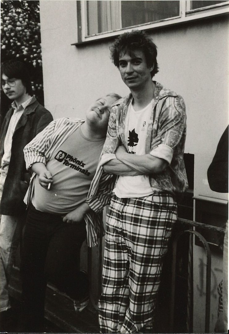 Trini Trimpop (rechts), Gründungsmitglied und erster Schlagzeuger der "Toten Hosen", wartet draußen auf seinen Einsatz. Nach seinem Ausstieg 1985 war er bis 1992 als Manager für die Band tätig. - © Thomas Bauer
