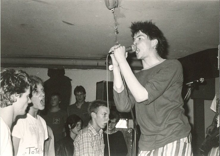 Schon 1984 das Gesicht der "Toten Hosen": Sänger Campino, hier mit Konzertbesuchern aus Bergheim und Brakelsiek. - © Thomas Bauer
