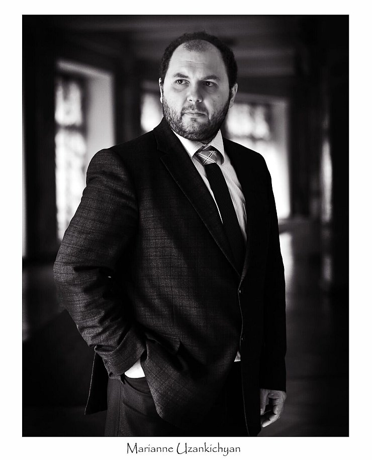 Gastdirigent Vahan Mardirossian kommt in die Konzerthalle. - © M. Uzankichyan