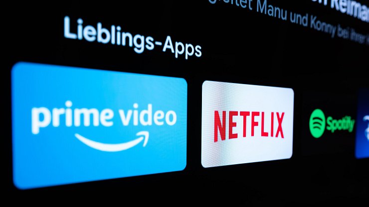 Nutzer von Prime Video, Netflix und Spotify müssen sich im Februar auf Veränderungen einstellen. - © Silas Stein/dpa
