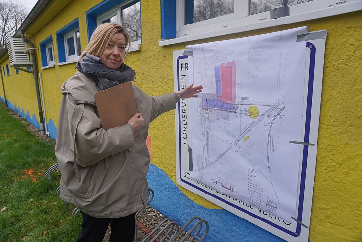 Architektin Miriam Möllenbrok zeigt den Baustellenplan. - © Michaela Weiße