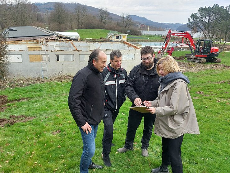 Architektin Miram Möllenbrok (von rechts) und ihr Mitarbeiter Jens Renneke besprechen mit den Betreibern des Freibads, Frank Erbs und Rolf Stanislawski, die letzten Details vor dem Abriss. - © Michaela Weiße