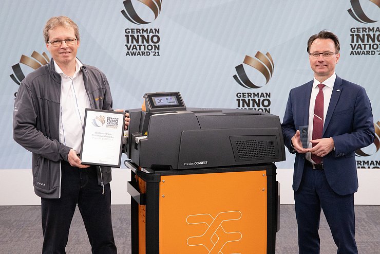 Sune Mellgren, Business Unit Leiter Workplace Solutions und Ditmar Schreiber (li.), Strategischer Produktmanager, freuten sich über die Auszeichnung - © Weidmüller