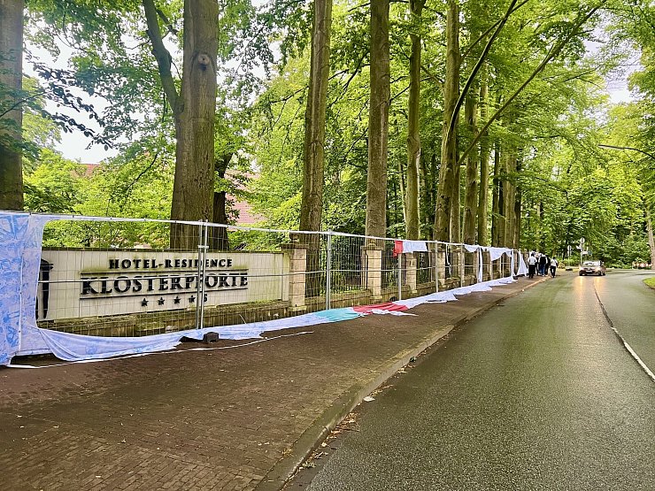Der Sichtschutz vor der Klosterpforte ist mehrfach von Fans zerstört worden. - © Wolfgang Wotke