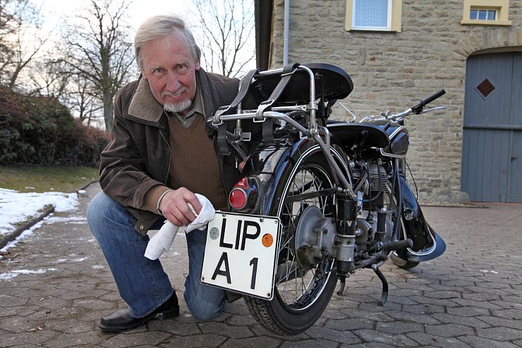 Hermann Ollenburg mit seinem Motorrad mit dem LIP A 1 Kennzeichen. - &copy; Bernhard Preu&szlig;