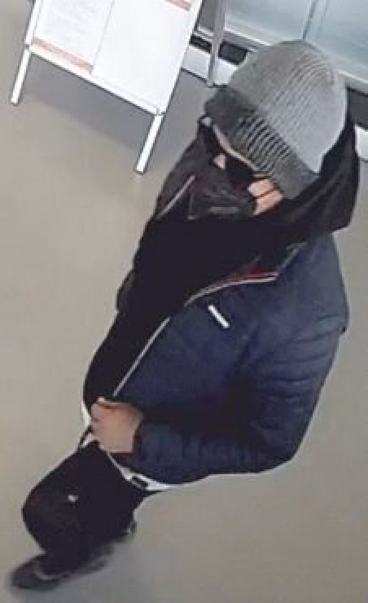 Die Polizei fragt, wer diesen Mann kennt. Er soll mit einer gestohlenen EC-Karte Geld abgehoben haben. - © Polizei Lippe