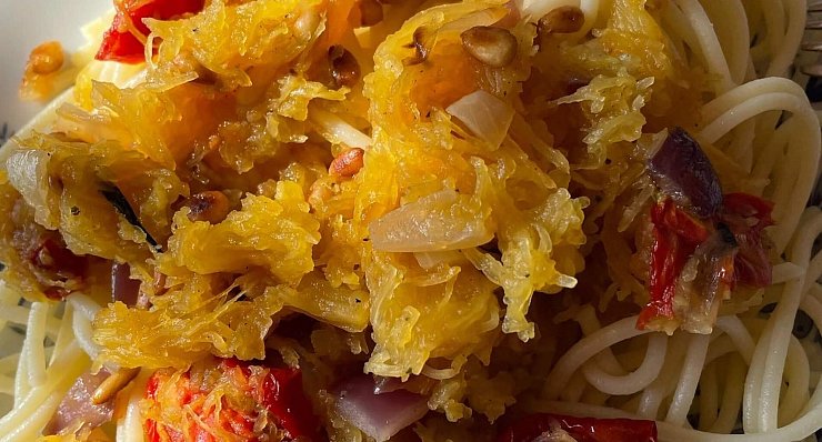 Der Spaghettikürbis schmeckt nicht nur als Rösti gut, sondern auch als Gemüse über Pasta. - © Hof Möller
