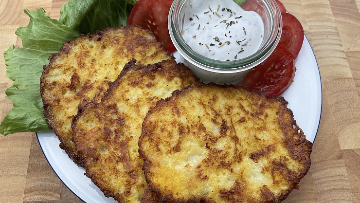 Die Spaghetti-Kürbis-Puffer haben, anders als man beim Namen vermuten könnte, nichts mit Nudeln zu tun. - © Hof Mertens