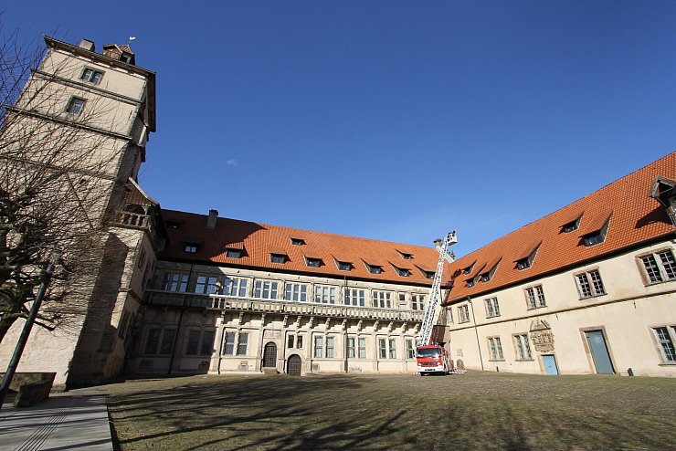 Vorbereitungen am Storchennest auf dem Dach von Schloss Brake. Foto: Landesverband Lippe - © Landesverband Lippe