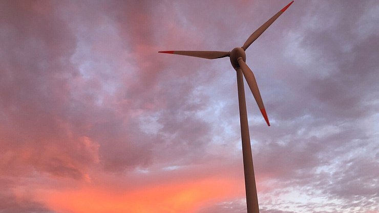 Eins von zwei Windrädern auf dem Gebiet der Stadt Schieder-Schwalenberg. Nach einem rund achtjährigen Hin und Her sollen bald drei weitere dazu kommen. - © Silke Buhrmester