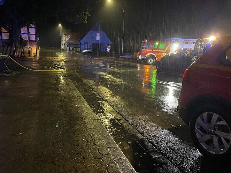 Die Kirchheider Straße in Bad Salzuflen ist nach dem Starkregen gleich an mehreren Stellen überflutet. Die Feuerwehr Bad Salzuflen ist mit vereinten Kräften vor Ort. - © Daniel Hobein / Feuerwehr Bad Salzuflen