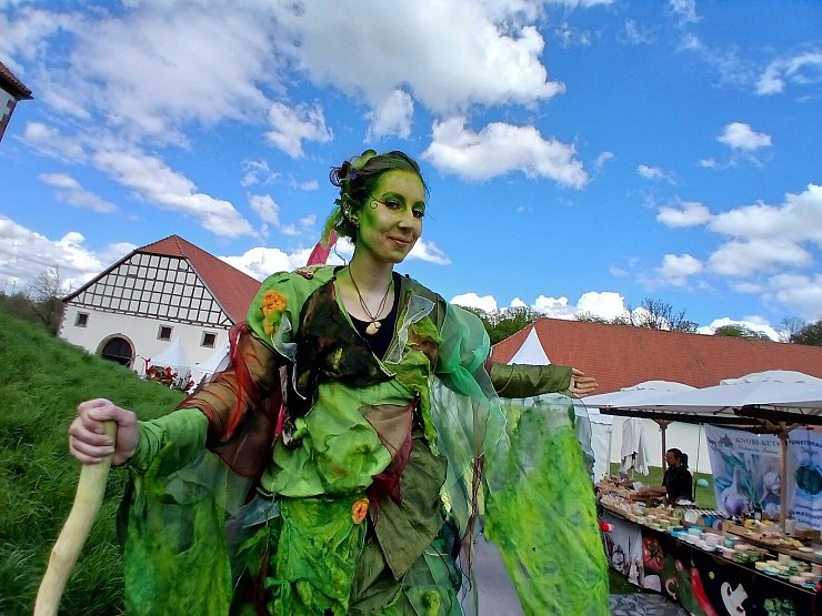 Eine Fee stolziert über das Gelände beim Gartenfest in Dalheim. - © Uwe Müller