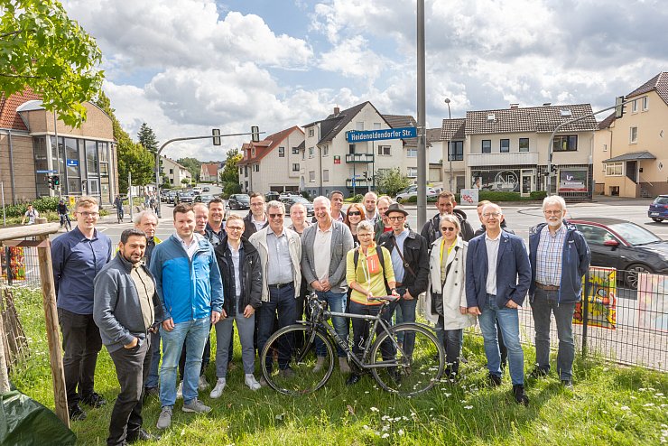 Zufrieden: Die Experten zusammen mit den Planern der Stadt Detmold im Bereich der Kreuzung Heidenoldendorfer Straße/Hiddeser Straße. - © Torben Gocke