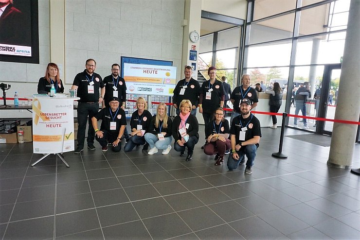 Jule Diga (hinten, von links), Uwe Mönks, Kevin Klaes, Markus Jule Diga (hinten, von links), Uwe Mönks, Kevin Klaes, Markus Gessinger-Blume, Alexandra Kappius, Werner Klein, Udo Klare (vorn, von links), Carolin Berka, Eva Schnittker, Marion Zurmühlen, Jessica Gohlke und Florian Simon-Mertens bei der Aktion in Lemgo. - © Verein „Gemeinsam gegen Blutkrebs“