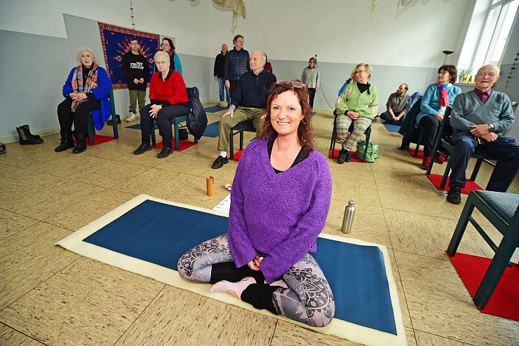 Heidrun Jack bietet ab April in einem der Klassenzimmer der alten Schule an zwei Tagen die Woche Yogakurse an und hat am Tag der offenen Tür zum Schnupperkurs eingeladen - © Nicole Ellerbrake