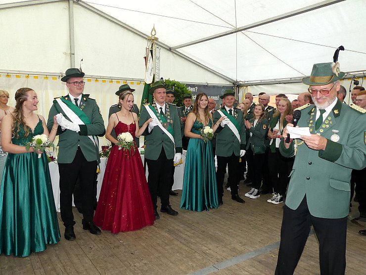 Oberst Hartmut Rissiek stellt das Königspaar Malte Wiehemeier und Sarah Bierwirth (Mitte) sowie den Hofstaat mit Jannik Holzkämper und Nina Schröder, und Kevin Blome und Lea Dreier vor - © Rudi Rudolph