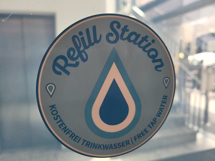 An diesem Aufkleber erkennt man, dass hier kostenlos Trinkflaschen mit Wasser aufgefüllt werden können. - © Freya Köhring