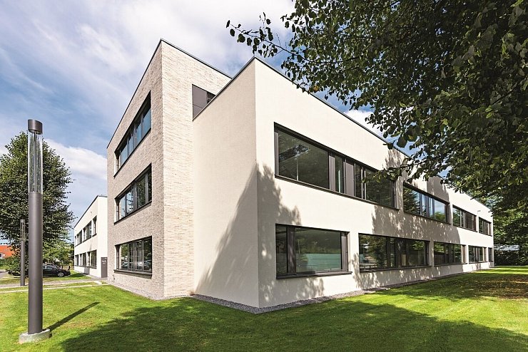 Modern und mit klaren Linien zeigt sich die aktuelle Zentrale des Kommunalen Rechenzentrums auf dem Campus „Am Lindenhaus“ in Lemgo. - Juergen Rehrmann ©